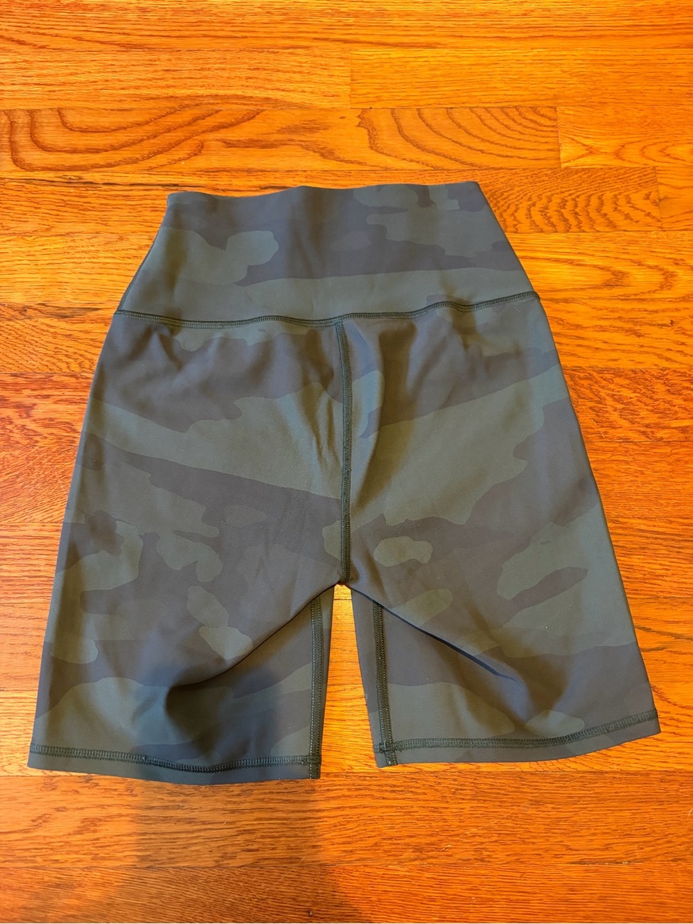 ALO Yoga Women's High-Waist Camo Bike Shorts - Olive Green XS - Picture 4 of 4